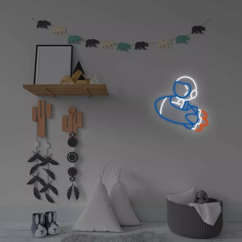 Dekoratyvinė neoninė šviesa MANTA SNL90MT Style Neon Lights – astronautas ant raketos
