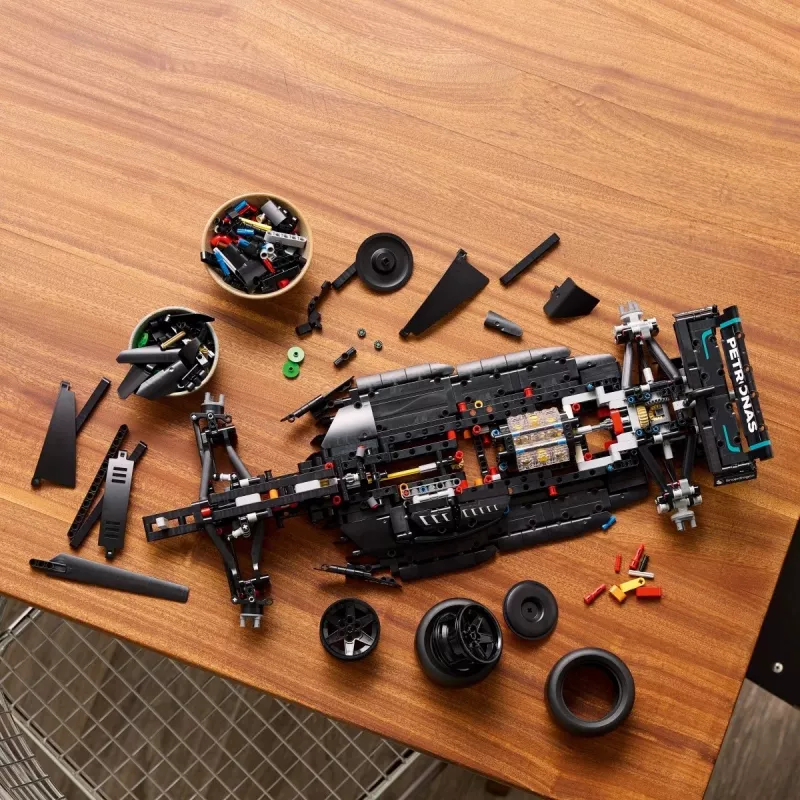 LEGO Technic modelis Mercedes‑AMG F1 W14 E Performance — 1 432 detalės, rekomenduojamas amžius 18+