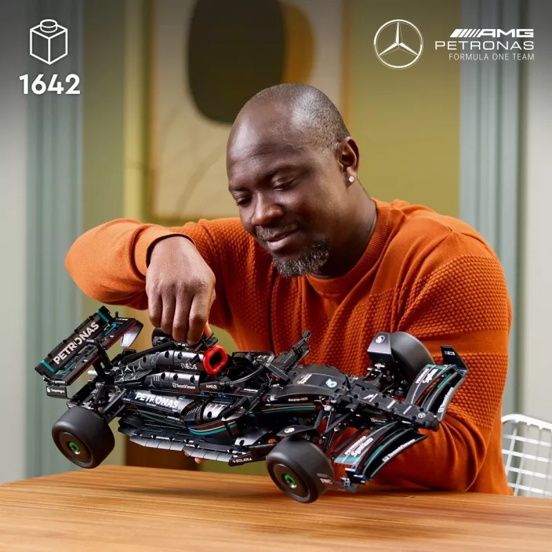 LEGO Technic modelis Mercedes‑AMG F1 W14 E Performance — 1 432 detalės, rekomenduojamas amžius 18+