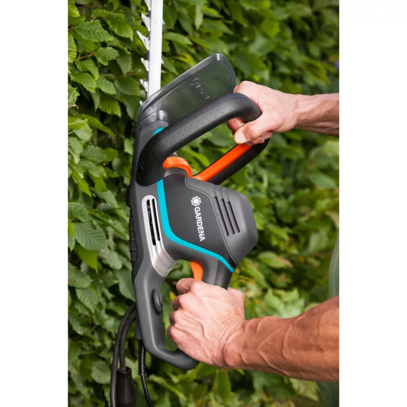 Gardena elektrinės gyvatvorių žirklės PowerCut 700/65, 65 cm, dvigubas peilis, 2,7 cm, oranžinė, juoda, mėlyna, 3,1 m/s², 87 dB