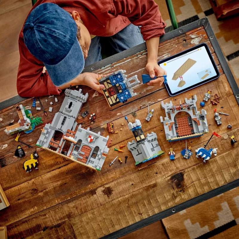 Konstruktorius LEGO Creator 3-in-1 Viduramžių riterio pilis 31168 — 1371 detalė, 6 minifigūrėlės, nuo 9 metų