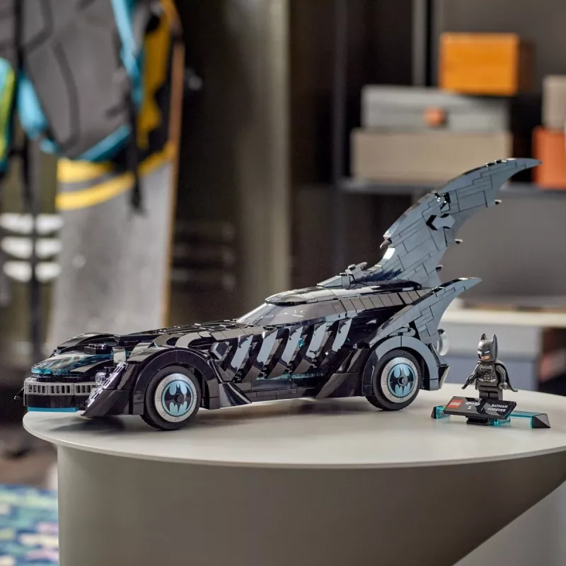 LEGO konstruktorius DC Super Heroes Betmobiliui iš filmo „Betmenas amžiams“ 76304 — 909 dalių, 1 minifigūrėlė, rekomenduojamas amžius 12+