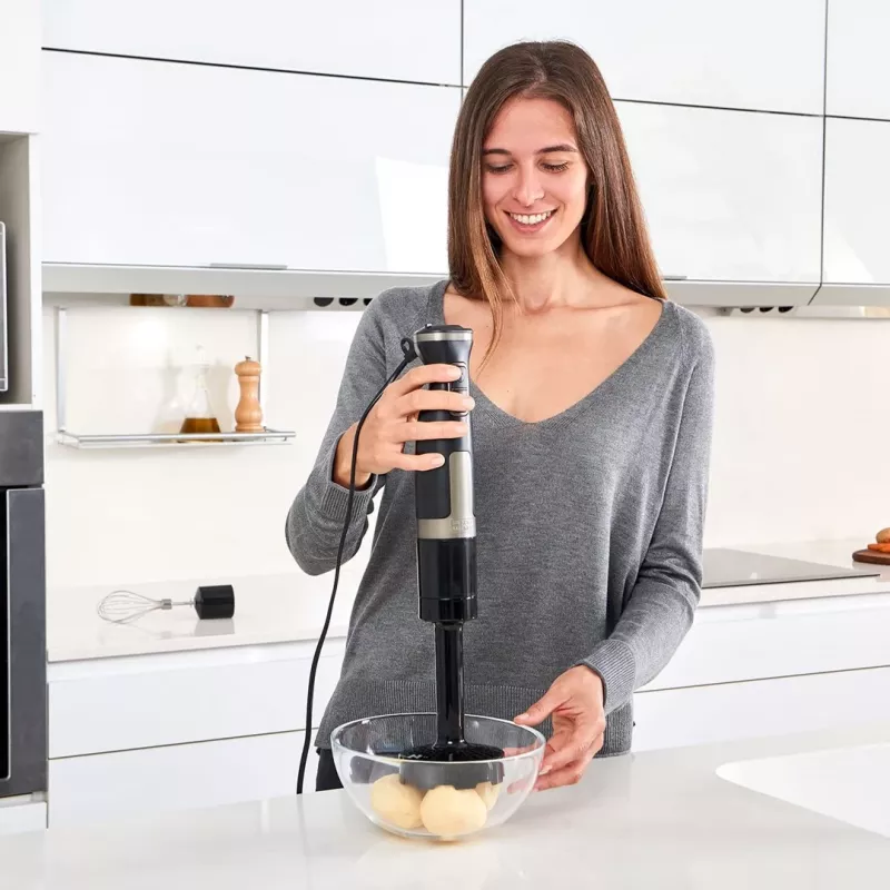 Panardintuvas Black & Decker BXHBA1500E — 1500 W rankinis blenderis su nerūdijančio plieno kotu, 20 greičių, smulkintuvu, plaktuvu, pulsavimo režimu