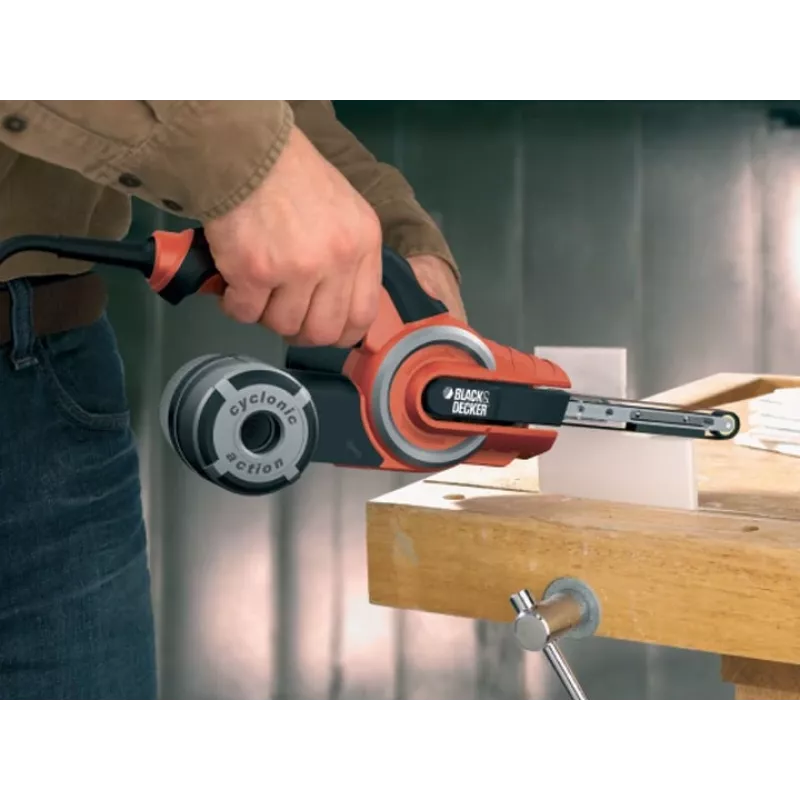 Juostinis šlifuoklis Black & Decker KA902EK — 400 W, reguliuojamas greitis, šlifavimo plokštė 451×13 mm, 230 V, 3 m laidas, su dėklu