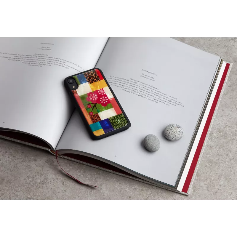 Dėklas iKins iPhone XR su vyšnių žiedų raštu, juodas