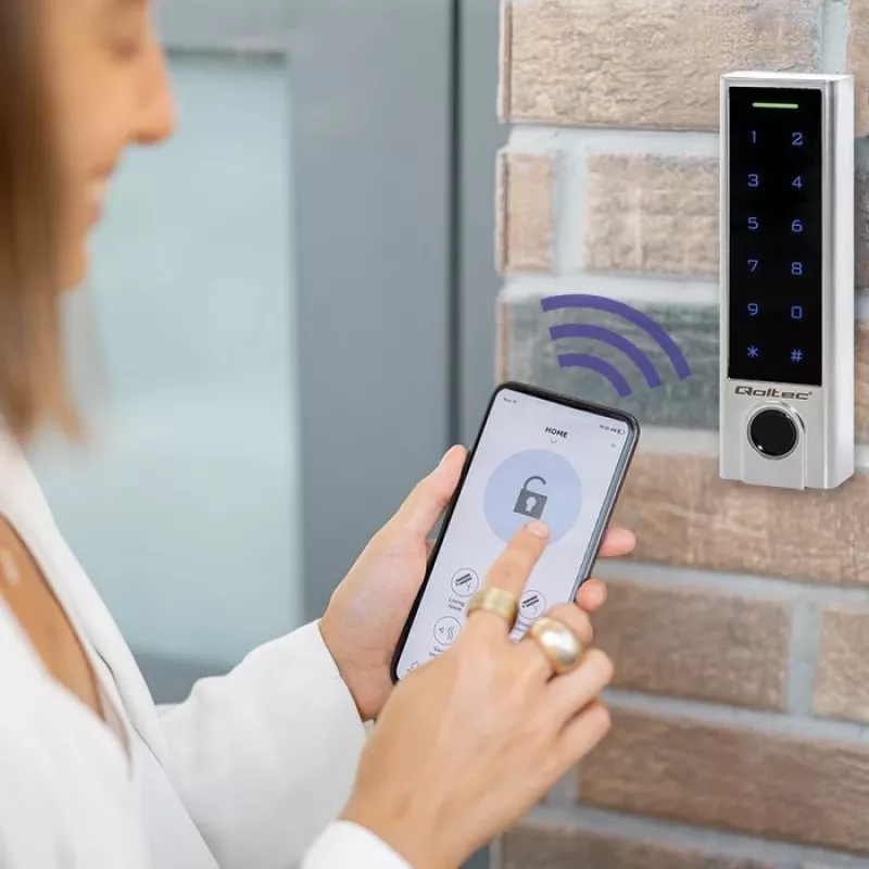 Qoltec 52448 TITAN kodų spyna su pirštų atspaudų skaitytuvu, RFID, BT 4.0, kodu, kortele, raktų pakabuku, durų skambučiu, IP68, EM