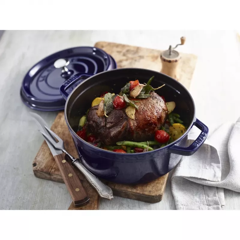 Staub 24 cm apvali ketaus kokotė tamsiai mėlyna