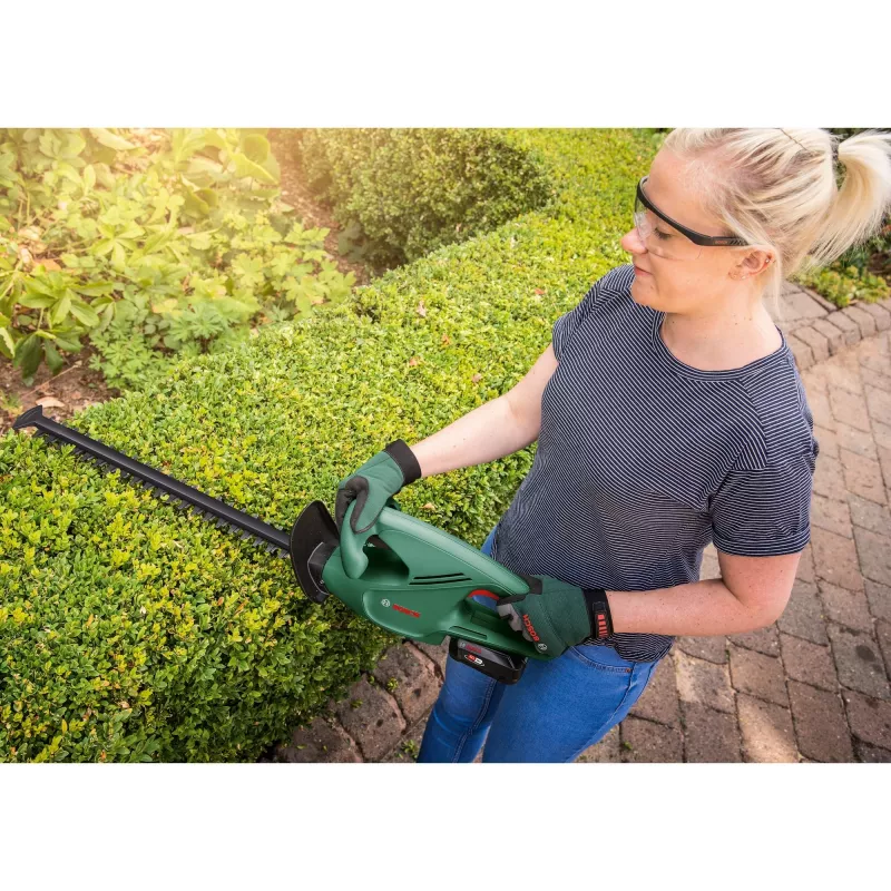 Akumuliatorinė gyvatvorių žirklė Bosch EasyHedgeCut 18-45 — 45 cm dvigubi peiliai, 18 V baterija, 2,3 kg