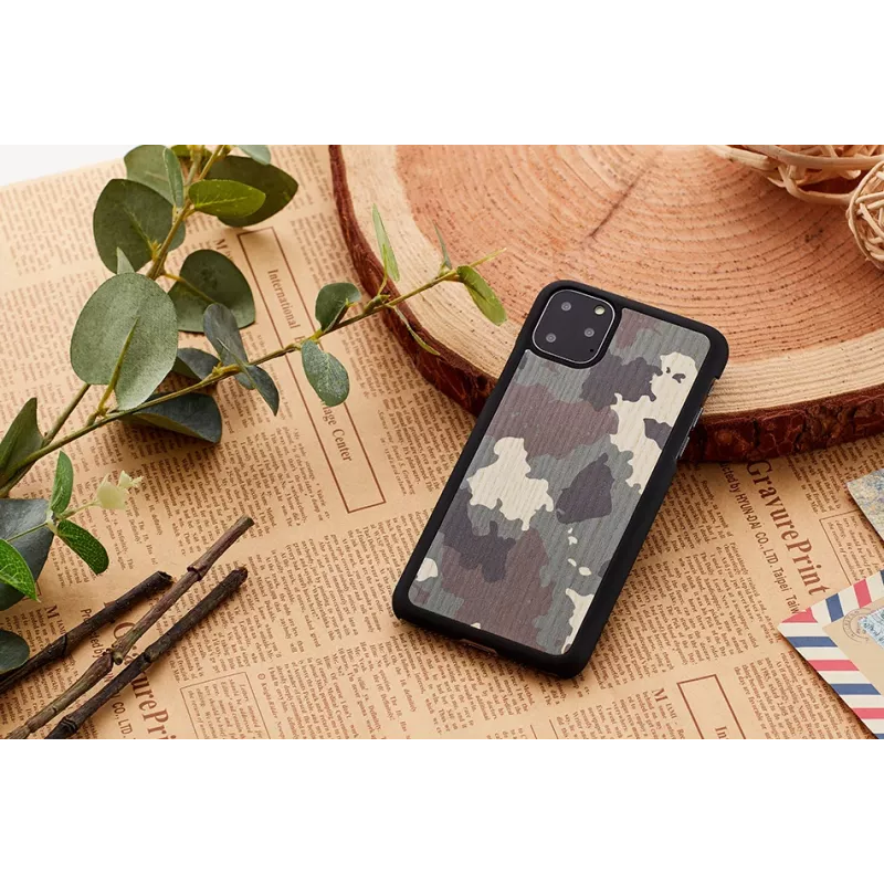 Apsauginis dėklas „man and wood“ iPhone 11 Pro – kamufliažinis juodas su natūralia mediena