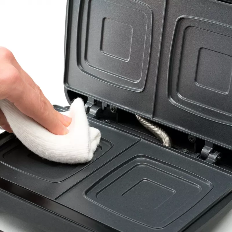 Sumuštinių keptuvė Black & Decker BXSA753E — 2 sumuštiniams, 750 W, nelimpančios plokštės, kompaktiškas nerūdijantis plienas