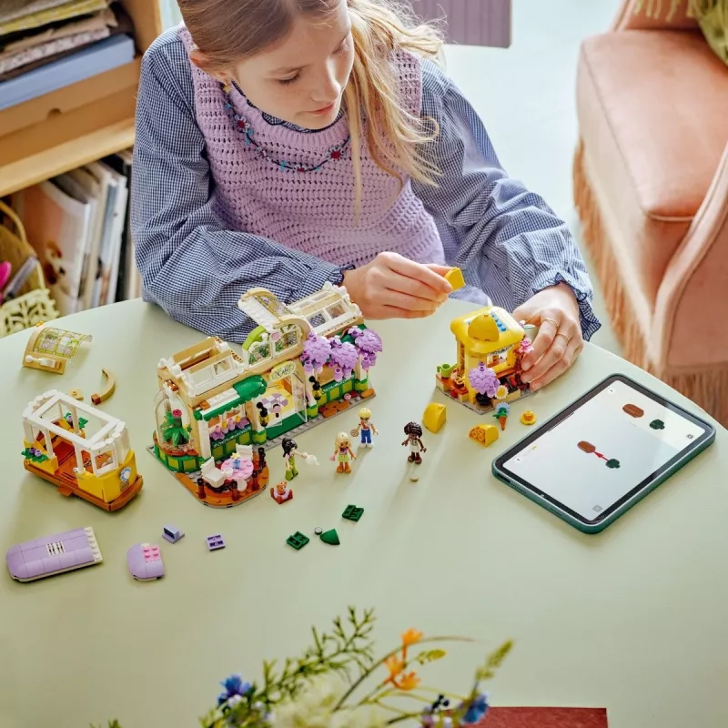 LEGO Friends 42671 Augalų kavinė ir gėlių parduotuvė – statybos rinkinys su kavine ir gėlių parduotuve