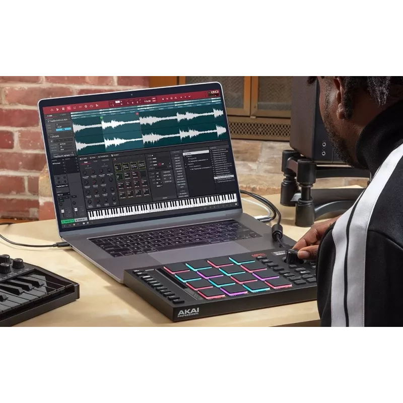 MIDI studijos valdiklis AKAI MPC Studio MK2 su 16 pagalvėlių, LCD ekranu, RGB foniniu apšvietimu, USB-MIDI, 305 mm plotis