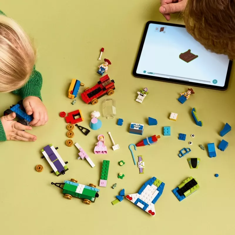 LEGO Disney Toy Story šventinis traukinys ir RC automobilis 43264 – 206 dalių, 4 minifigūrėlės, 4+ metai