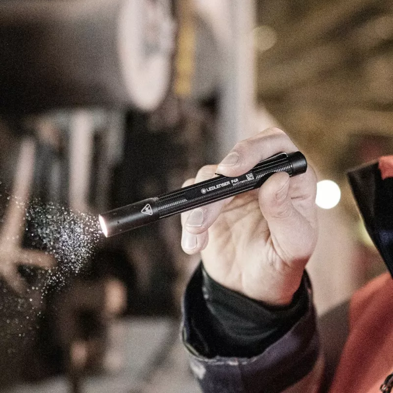 Žibintuvėlis Ledlenser P2R Juodas – įkraunamas kompaktiškas rašiklio formos žibintas
