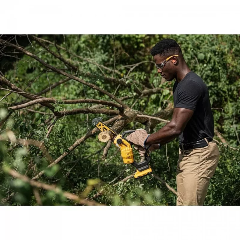 Krūmapjovė DeWALT DCMPS520N-XJ, 20 cm strypas, 8,5 m/s grandinės greitis, 18 V Li‑Jon, 0,55 L alyvos bakas, 2,1 kg