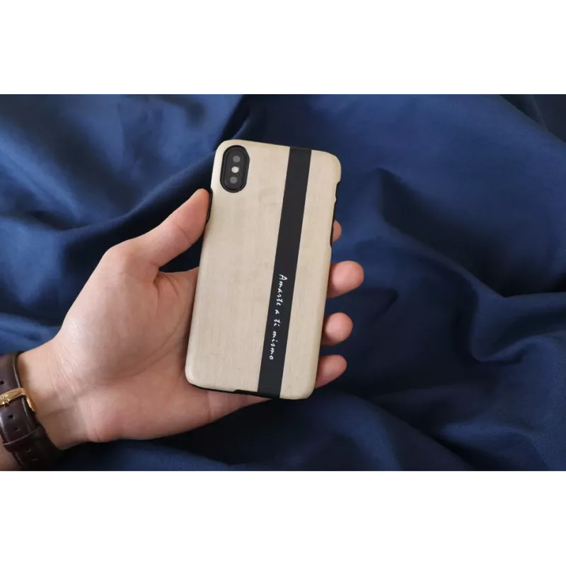 Dėklas iPhone X/XS – juoda oda su medžio akcentu, man and wood