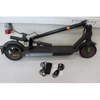 SALE OUT. Xiaomi Mi Electric Scooter Pro 2 (Juoda) | Naudotas, subraižytas, purvinas, mažas įtrūkimas gale