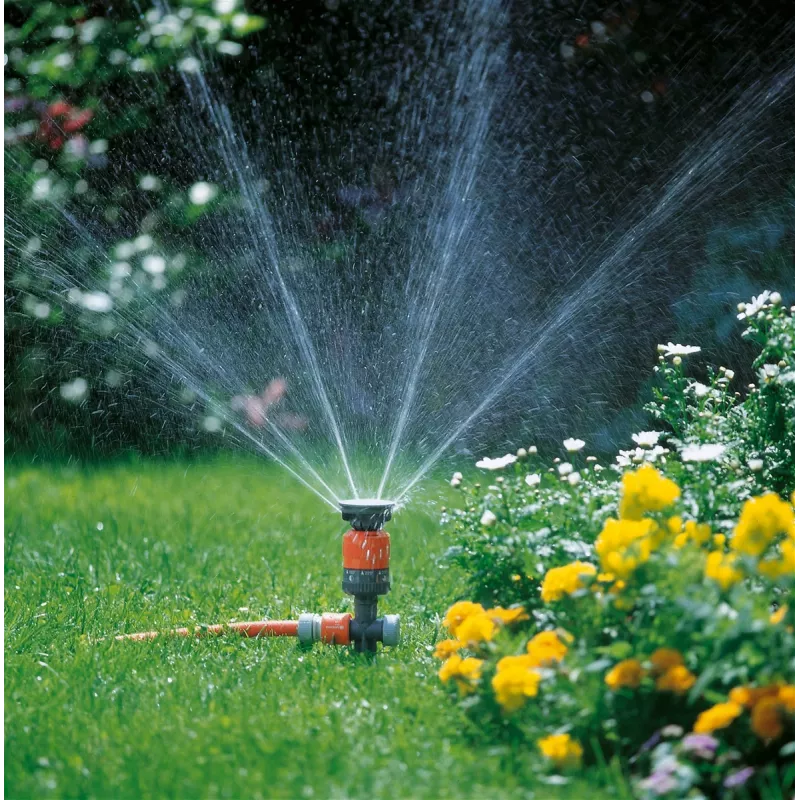 Gardena Comfort apskritas purkštuvas Vario ant kuolo