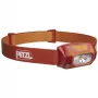 Petzl TIKKINA 300 lm raudona — kompaktiškas priekinis žibintas, reguliuojamas spindulys, baterijomis maitinamas