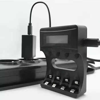 QOLTEC 50654 Įkroviklis Ni‑MH R03 (AAA) ir R6 (AA) baterijoms, 1800 mA