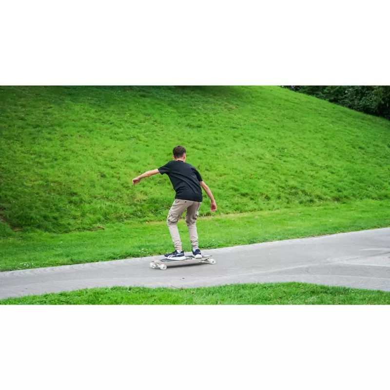 Longboard Muuwmi Lights GLOW ABEC 7 su šviečiančiais ratais, juoda/žalia