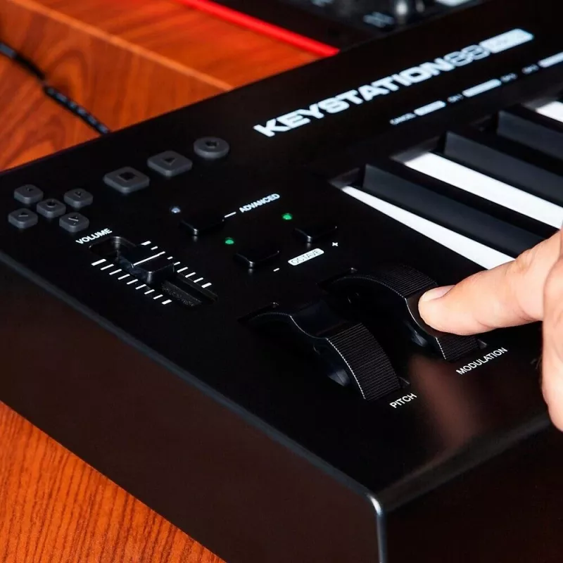 M-AUDIO Keystation 88 MK3 MIDI klaviatūra 88 klavišų USB juoda, balta