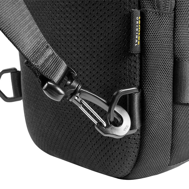 Crossbody krepšys Tomtoc Navigator-T24 S – juodas, kompaktiškas kasdieniam nešiojimui