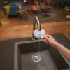 Vandens filtro ant čiaupo BRITA ON TAP V CU CE2 (1052067) — 4 pakopų, 600 l talpa, 3 režimai, 5 adapteriai, balta