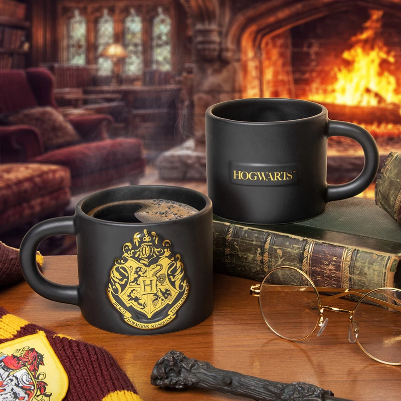 Keraminis puodelis Paladone Hogwarts Crest Embossed – reljefinis Hogvartso herbas