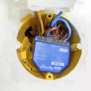 Išmanusis jungiklis Shelly 1 Gen4 — belaidis 240 V AC, Wi‑Fi 2.4 GHz, Bluetooth 5.0, ZigBee, plastikinis korpusas 42×16×37 mm