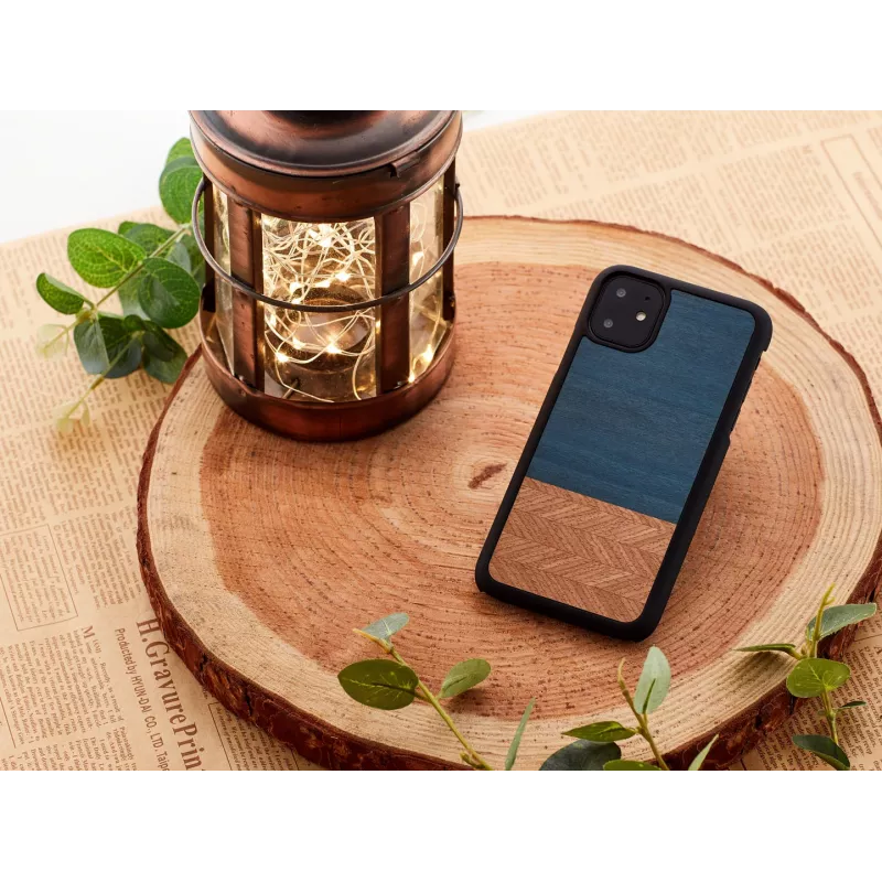 Man and Wood dėklas iPhone 11 – denim juoda spalva, natūrali mediena