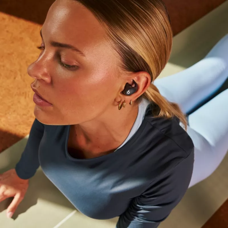 Belaidės ausinės į ausį Apple Powerbeats Fit – IPX4 atsparios vandeniui, ANC, Bluetooth 1 klasė, 7 h atkūrimas (30 h su dėklu), lietimo valdymas, juodos
