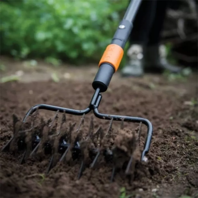 Fiskars Quikfit Rotary Aerator – besukis aeratorius vejai