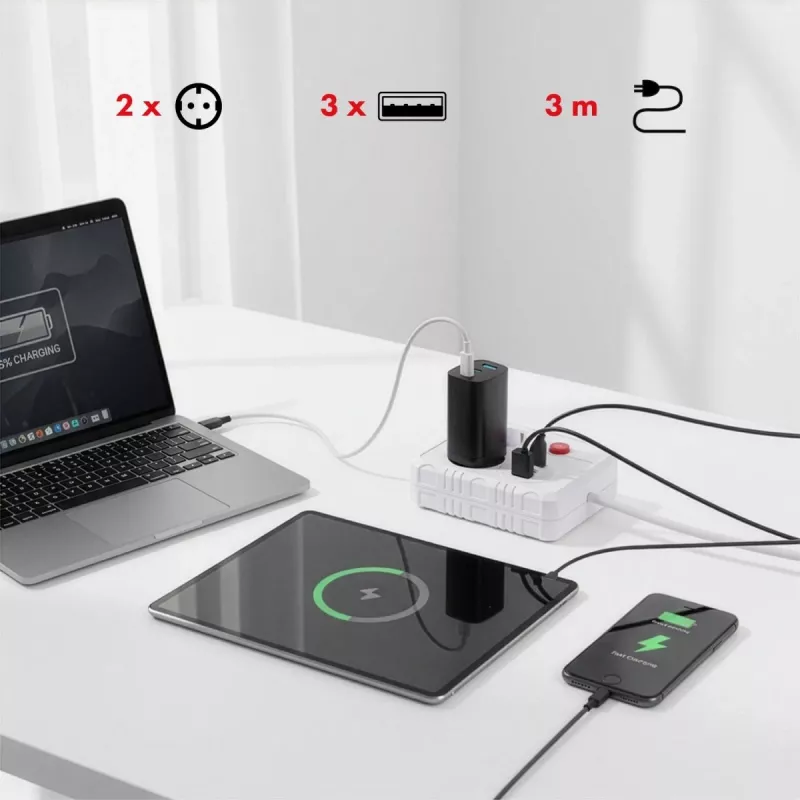 Maitinimo blokas MACLEAN MCE388 W — 2 kištukiniai lizdai, 3×USB, 110–240V, 2500W, 3 m laidas, baltas