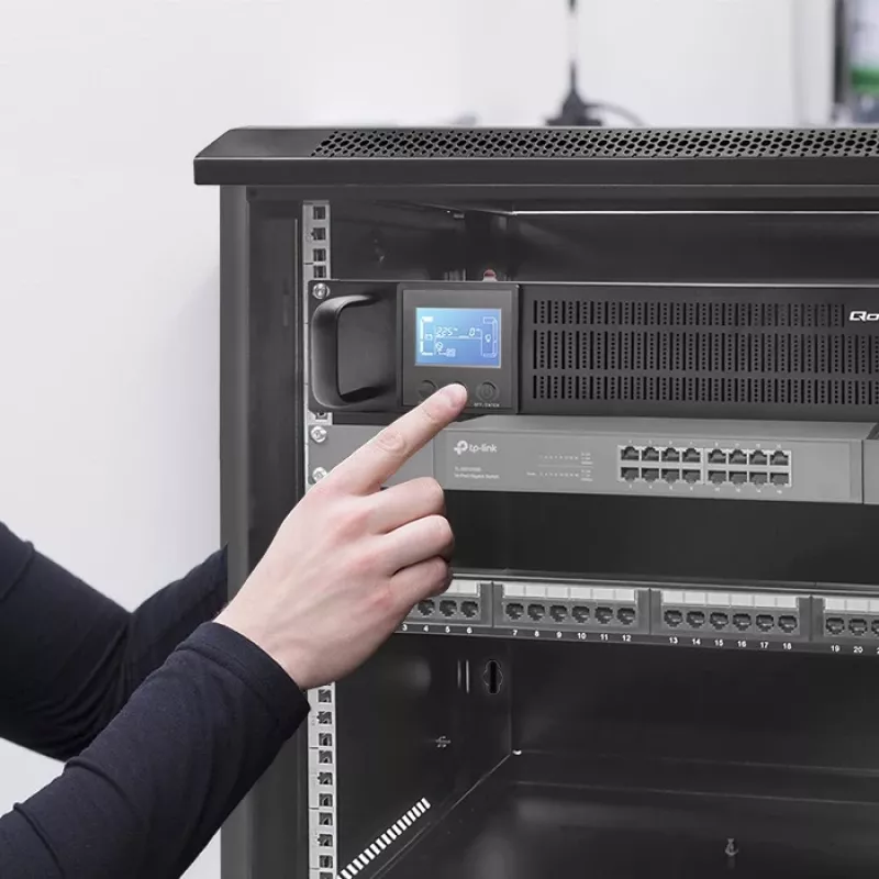 Nepertraukiamo maitinimo šaltinis QOLTEC 53946 Line Interactive 2 kVA