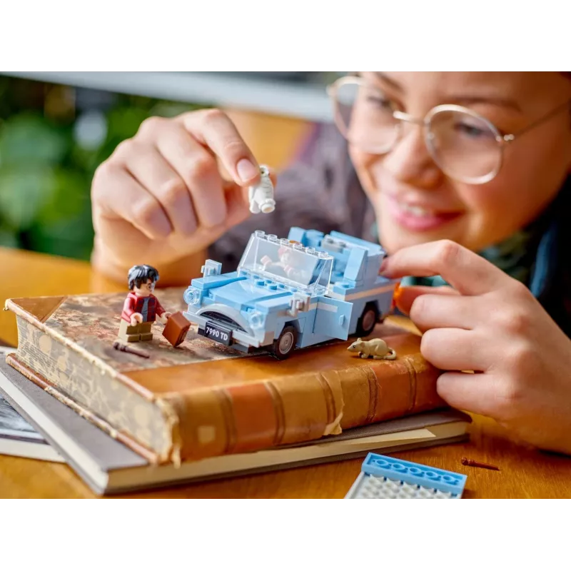 LEGO Harry Potter Skraidantis Ford Anglia automobilis – Statomas modelis su Roniu Visiniu ir Hedviga