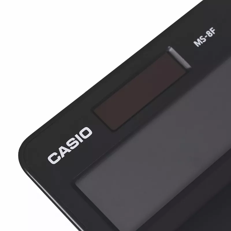 Stalinis skaičiuotuvas CASIO MS-8F – 8 skaitmenų, saulės/baterijos, 26 klavišai, valiutos ir mokesčių funkcijos, pelno skaičiavimas, juodas