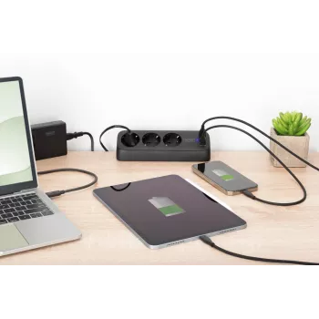 Maitinimo juosta DIGITUS 3 kištukiniai lizdai su 2×USB-A ir 1×USB-C, 1,5 m laidas, juoda