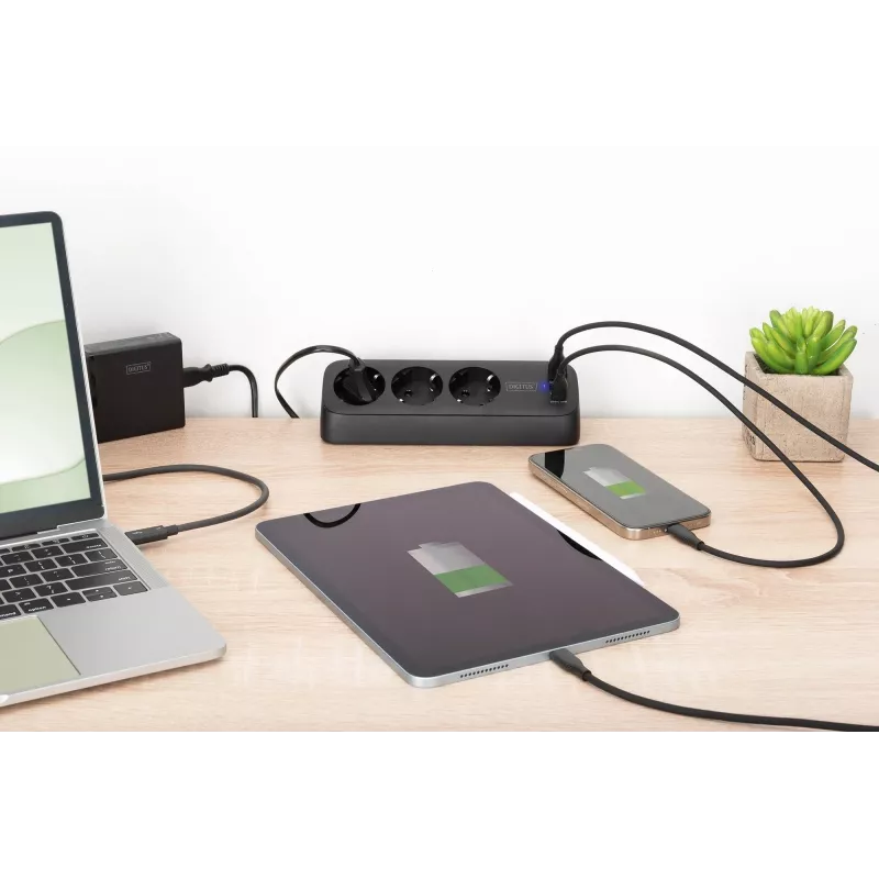 Maitinimo juosta DIGITUS 3 kištukiniai lizdai su 2×USB-A ir 1×USB-C, 1,5 m laidas, juoda