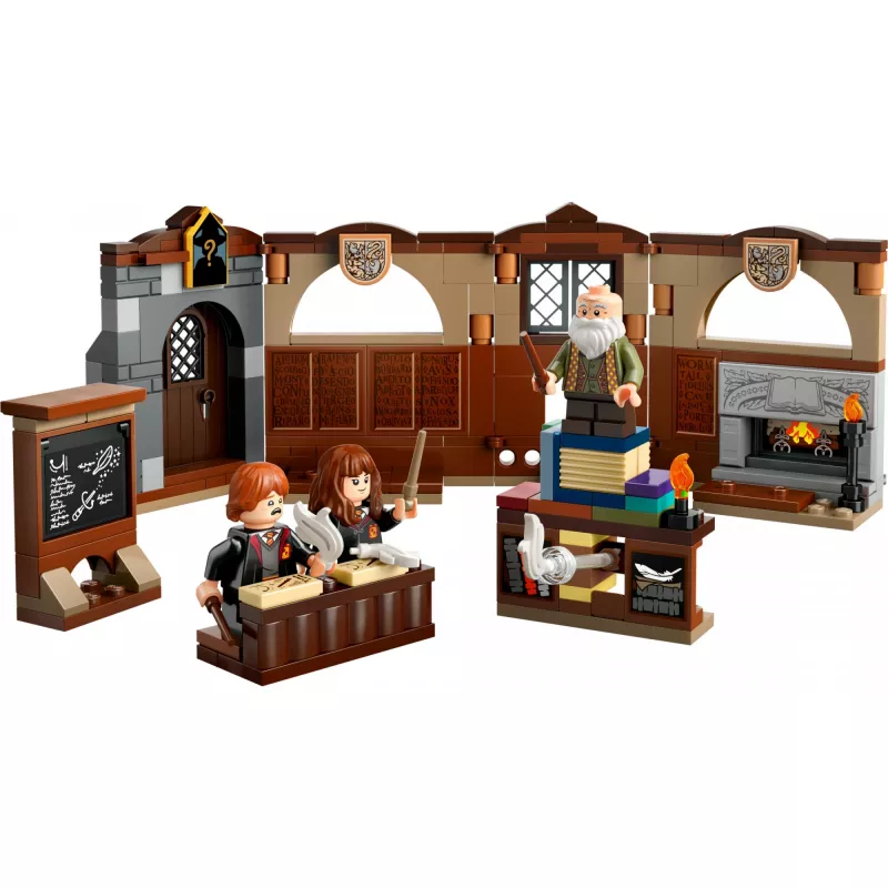 Statybinis rinkinys LEGO Harry Potter Hogvartso pilies Kerėjimo pamoka 76442 — 204 detalės, 3 minifigūrėlės, nuo 8 metų