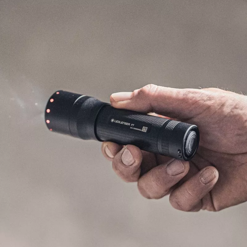 Rankinis žibintuvėlis Ledlenser P7 juodas LED