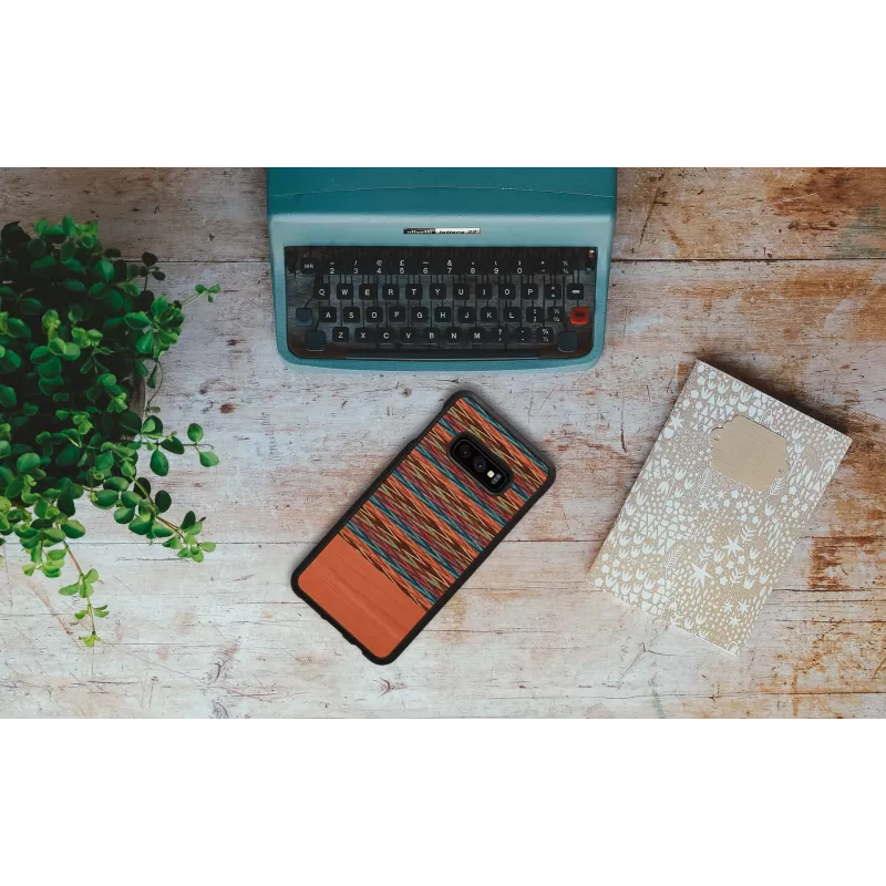 Dėklas iš medžio Samsung Galaxy S10e — rudas languotas su juodu rėmeliu