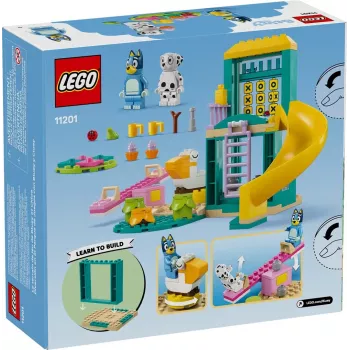 LEGO kaladėlių rinkinys 11201 Žaidimų aikštelės pramogos su Blue ir Chloe – minifigūrėlės, žaidimo scena
