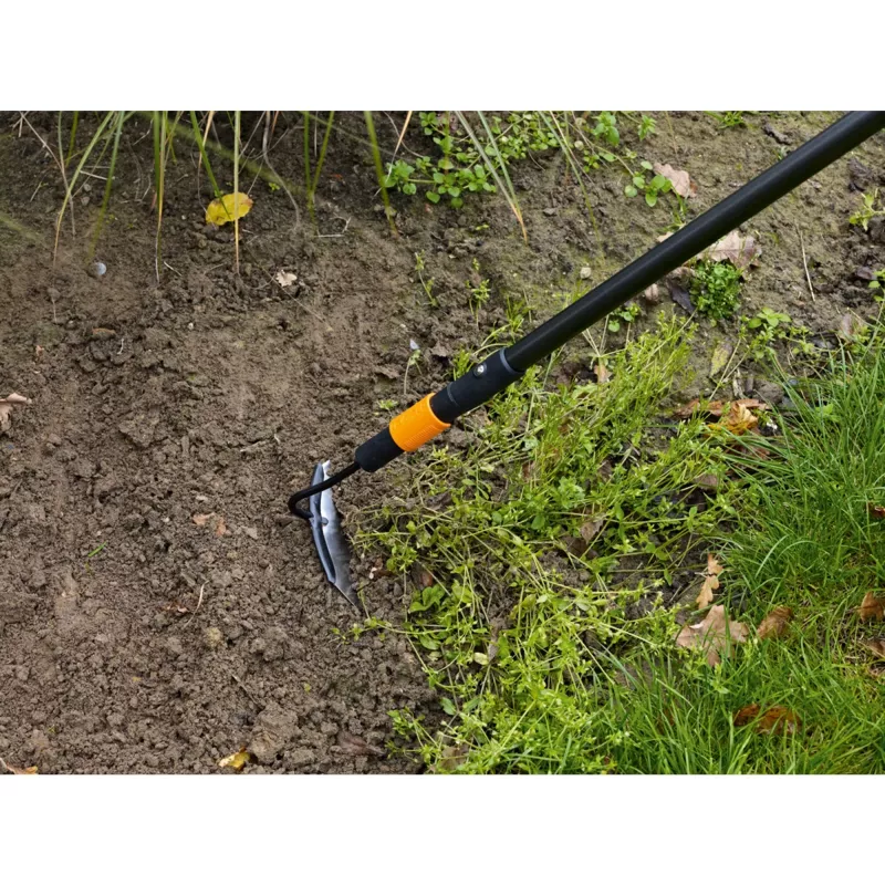Stumdomasis kaplis Fiskars 1000677 – sodo įrankis dirvos purenimui su ergonomiška rankena