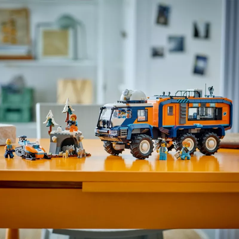LEGO City Arktinis tyrinėtojų sunkvežimis 60471 – 1064 dalių rinkinys su 4 minifigūrėlėmis ir mobiliąja laboratorija, nuo 8 metų