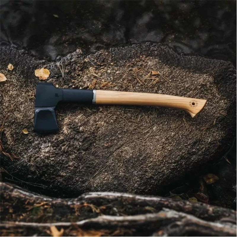 Fiskars Norden N12 skaldymo kirvis, hikorijos medienos kotas