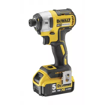 Poveikinis veržliaraktis DeWALT DCF887P2-QW 1/4″ pavara, 18V Li‑Jon 5Ah, 205 N·m, 3250 aps./min., 2 akumuliatoriai, įkroviklis, dėklas