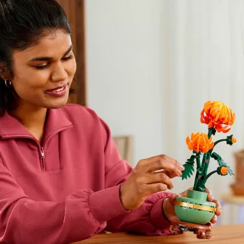 LEGO Icons Chrizantemų gėlių konstravimo rinkinys suaugusiems – dirbtinio augalo modelis, dovana vyrams ir moterims, namams ar biurui