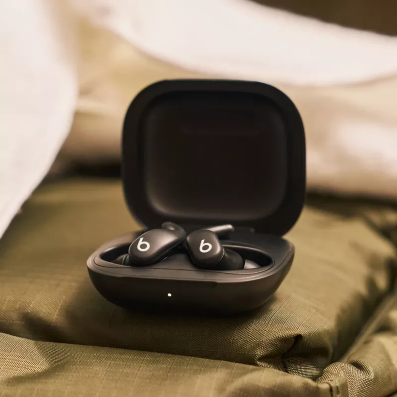 Belaidės ausinės į ausį Apple Powerbeats Fit – IPX4 atsparios vandeniui, ANC, Bluetooth 1 klasė, 7 h atkūrimas (30 h su dėklu), lietimo valdymas, juodos