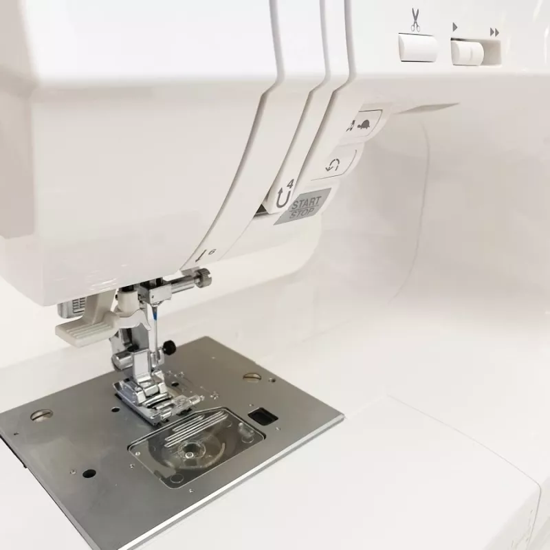 Siuvimo mašina SINGER Quantum Stylist 9960 – 600 siūlių raštų, 13 automatinių sagų skylučių, laisva rankovė